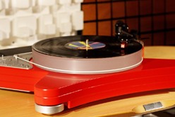 Проигрыватель винила Soulines Hermes DCX - теперь в красном цвете